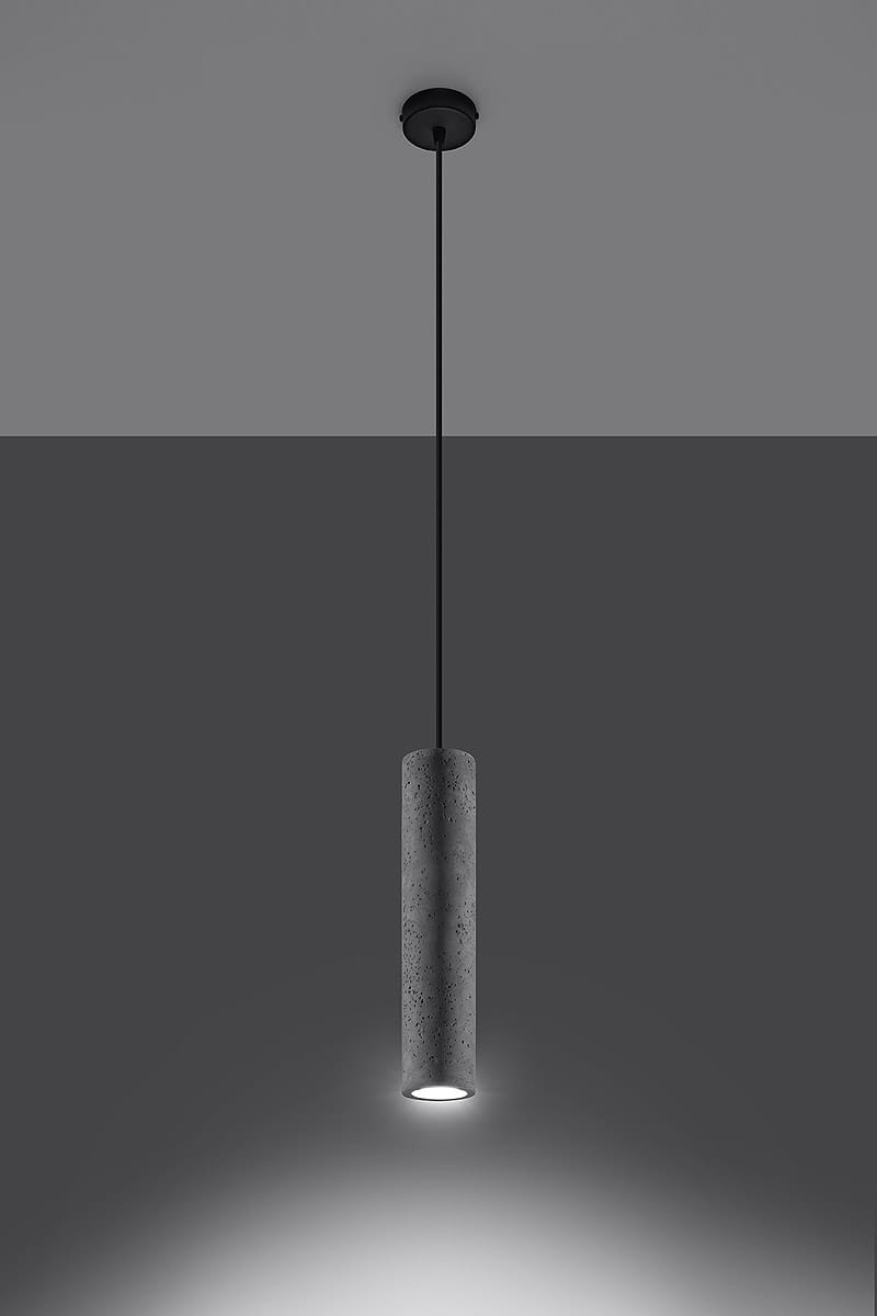Luvo lampa wisząca 1-punktowa SL.0653 w kształcie cylindrycznym, wykonana z szarego betonu, zawieszona na cienkim czarnym przewodzie. Produkt umiejscowiony centralnie na szarym tle, emitujący światło z dolnej części.