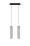 Lampa wisząca Luvo SL.0654 z dwoma cylindrycznymi kloszami w kolorze szarym, wykonanymi z betonu. Posiada czarny, prostokątny sufitowy uchwyt oraz dwa czarne przewody. Produkt zawieszony w pozycji pionowej, na białym tle.