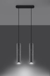 Lampa wisząca Luvo, 2-punktowa, z betonu, składająca się z dwóch cylindrycznych kloszy w kolorze szarym na czarnych przewodach, zawieszona na prostokątnej podstawie. Produkt wisi w poziomie, na jednolitym tle szarym.