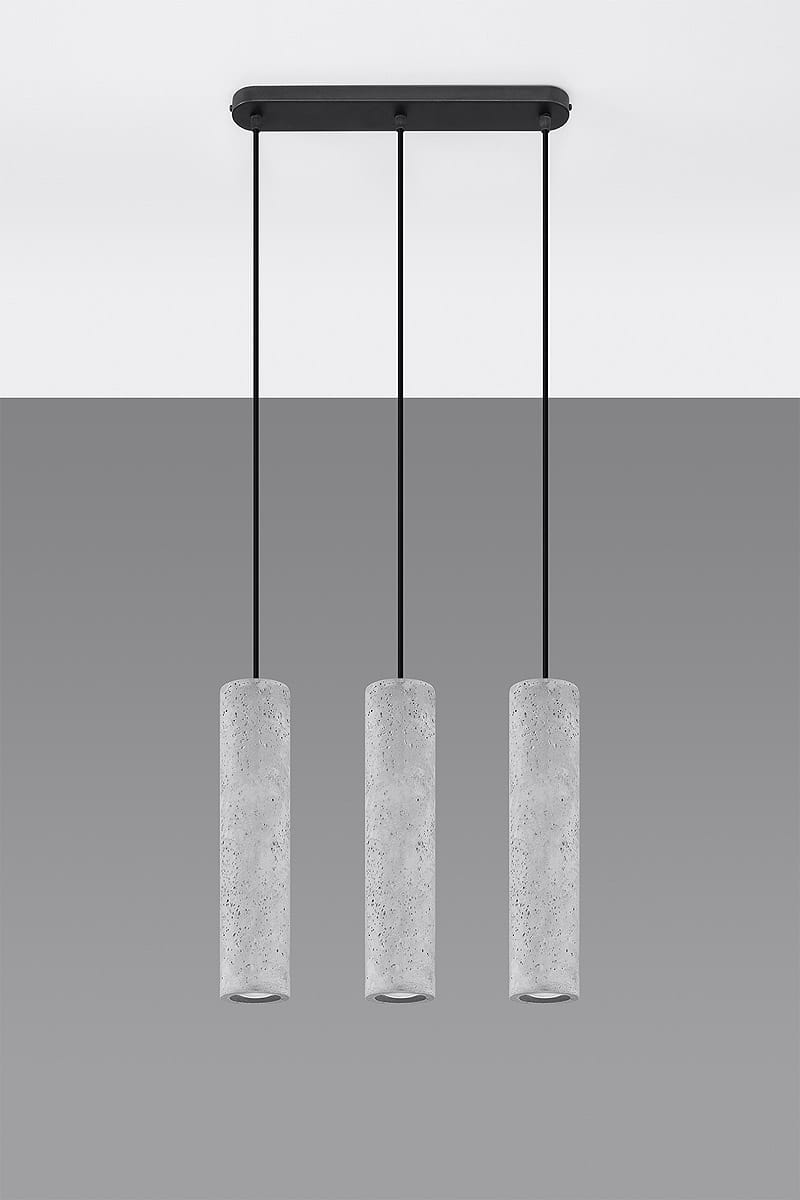 Luvo lampa wisząca 3-punktowa SL.0655, składająca się z trzech cylindrycznych kloszy z szarego betonu, zawieszona na czarnych linkach. Klosze mają u góry otwór na źródło światła, a całość montowana jest do czarnej podstawy sufitowej.