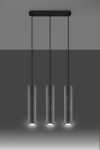 Luvo lampa wisząca 3-punktowa SL.0655 w kolorze szarym z betonowymi, cylindrycznymi kloszami zawieszonymi na cienkich, czarnych linkach. Ujęcie frontalne, lampy w pozycji wiszącej. Proste tło w odcieniach szarości.