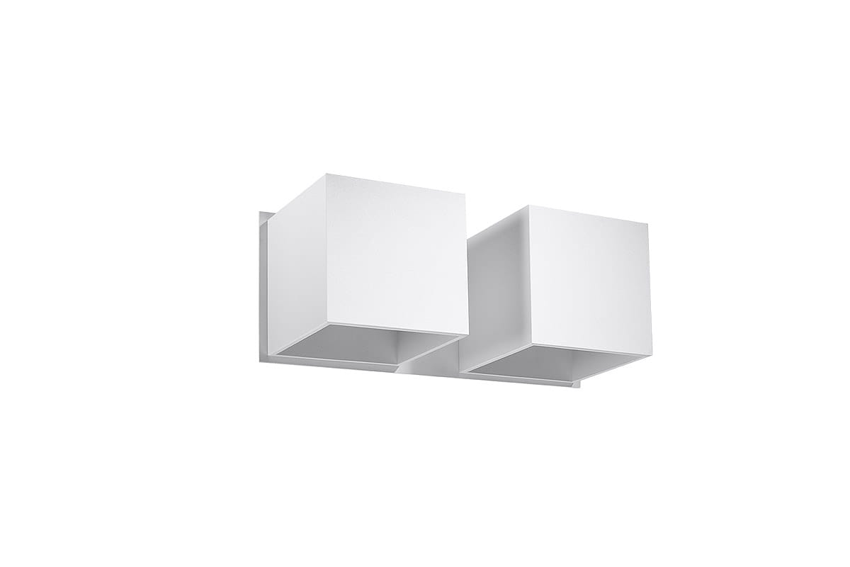 Biały kinkiet Quad 2-punktowy z dwóch prostopadłościennych lamp, zamontowany na płaskiej podstawie. Prosta, nowoczesna forma, idealna do oświetlenia wnętrz. Produkt widoczny z przodu, na jednolitym tle.