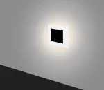 Lesel LED oprawa schodowa 008B w kolorze białym, kwadratowa, zamontowana na ścianie. Emituje miękkie, ciepłe światło, z czarnym wnętrzem i minimalistycznym designem, idealna do oświetlenia schodów lub korytarzy.