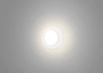Lesel LED oprawa schodowa 009B, okrągła, biała, zamontowana na szarej ścianie, emitująca delikatne, ciepłe światło. Prosty design, idealna do oświetlenia schodów lub korytarzy.