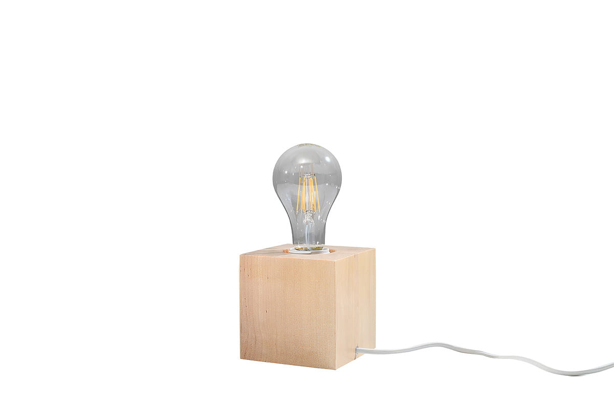 Lampka stołowa Ariz Drewno 1-punktowa, z naturalnego drewna w formie sześcianu, z przezroczystą żarówką E27. Ujęcie z boku, widoczny kabel zasilający. Prosta i minimalistyczna konstrukcja.