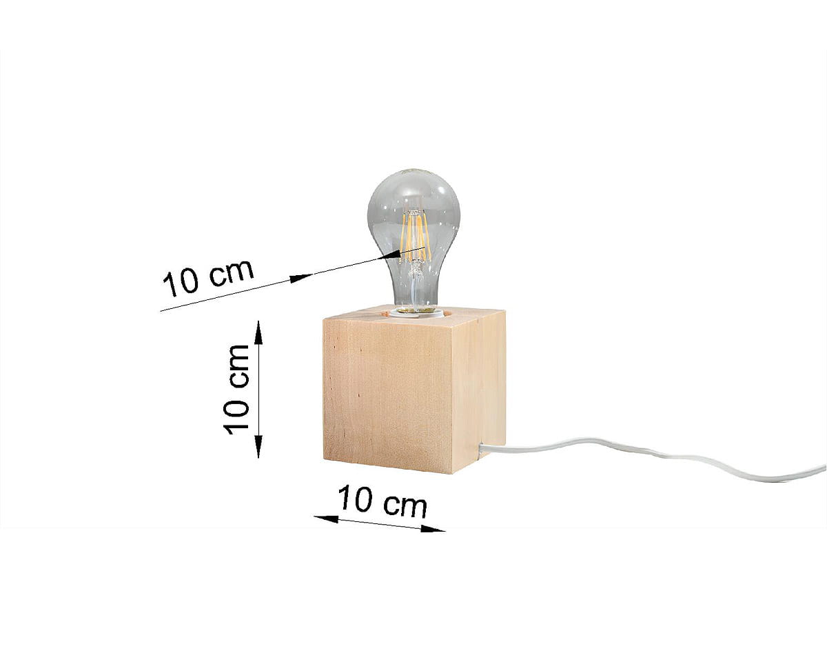 Lampka stołowa Ariz Drewno 1-punktowa, z drewnianą podstawą w formie sześcianu o wymiarach 10 cm x 10 cm x 10 cm. Widoczna żarówka w stylu retro, z przeźroczystą oprawą. Kable w białym kolorze. Produkt na jednolitym tle.
