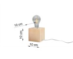 Lampka stołowa Ariz Drewno 1-punktowa, z drewnianą podstawą w formie sześcianu o wymiarach 10 cm x 10 cm x 10 cm. Widoczna żarówka w stylu retro, z przeźroczystą oprawą. Kable w białym kolorze. Produkt na jednolitym tle.