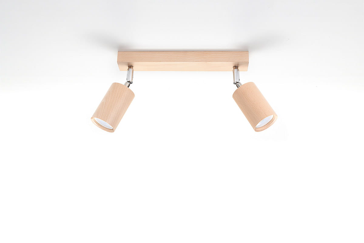 Lampa sufitowa Berg 2-punktowa SL.0702 z drewnianymi kloszami w naturalnym kolorze. Ułożona poziomo, z dwoma okrągłymi kloszami, zamocowana na prostokątnej podstawie. Klosze regulowane w kierunku światła, metalowe mocowania. Tło białe.