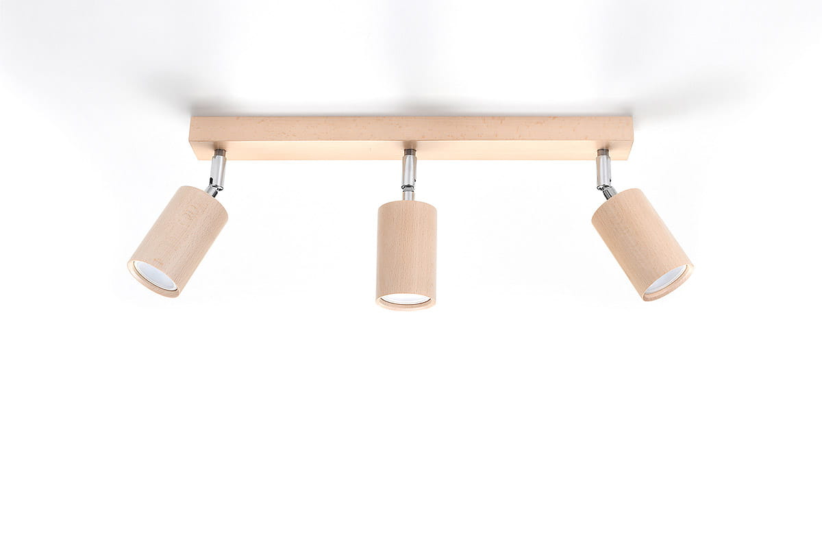 Lampa sufitowa Berg, 3-punktowa, z drewnianymi kloszami w jasnym odcieniu, zamontowana na prostokątnej podstawie. Klosze są cylindryczne, skierowane w dół, z metalowymi wykończeniami. Idealna do nowoczesnych wnętrz.