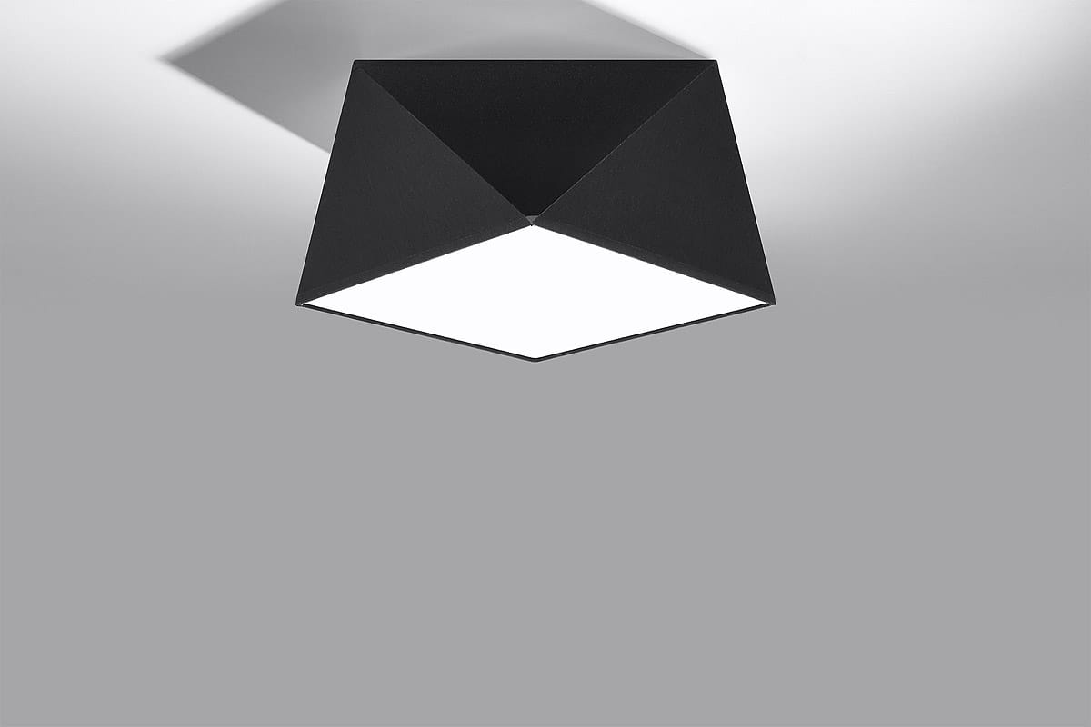 Plafon Hexa 25 w kolorze czarnym, o geometrycznym, wielokątnym kształcie. Widok z dołu, ukazujący matową powierzchnię oraz białą oprawę na spodzie. Produkt wiszący, idealny do nowoczesnych wnętrz, z jednolitym szarym tłem.
