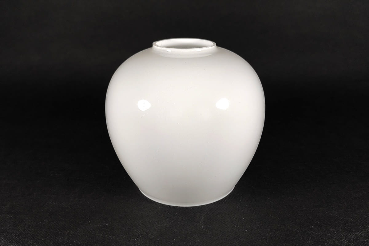 Klosz szklany Moza D130 w kolorze białym, z połyskiem, o zaokrąglonym kształcie. Widoczny otwór u góry. Ujęcie frontalne, na jednolitym tle, podkreślające gładką teksturę materiału.