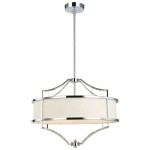 Lampa wisząca Stesso Cromo M w kolorze chromowanym z czterema punktami świetlnymi. Okrągły, tekstylny klosz w jasnym odcieniu otoczony metalowymi elementami. Ujęcie z przodu, wisząca na cienkim przewodzie.