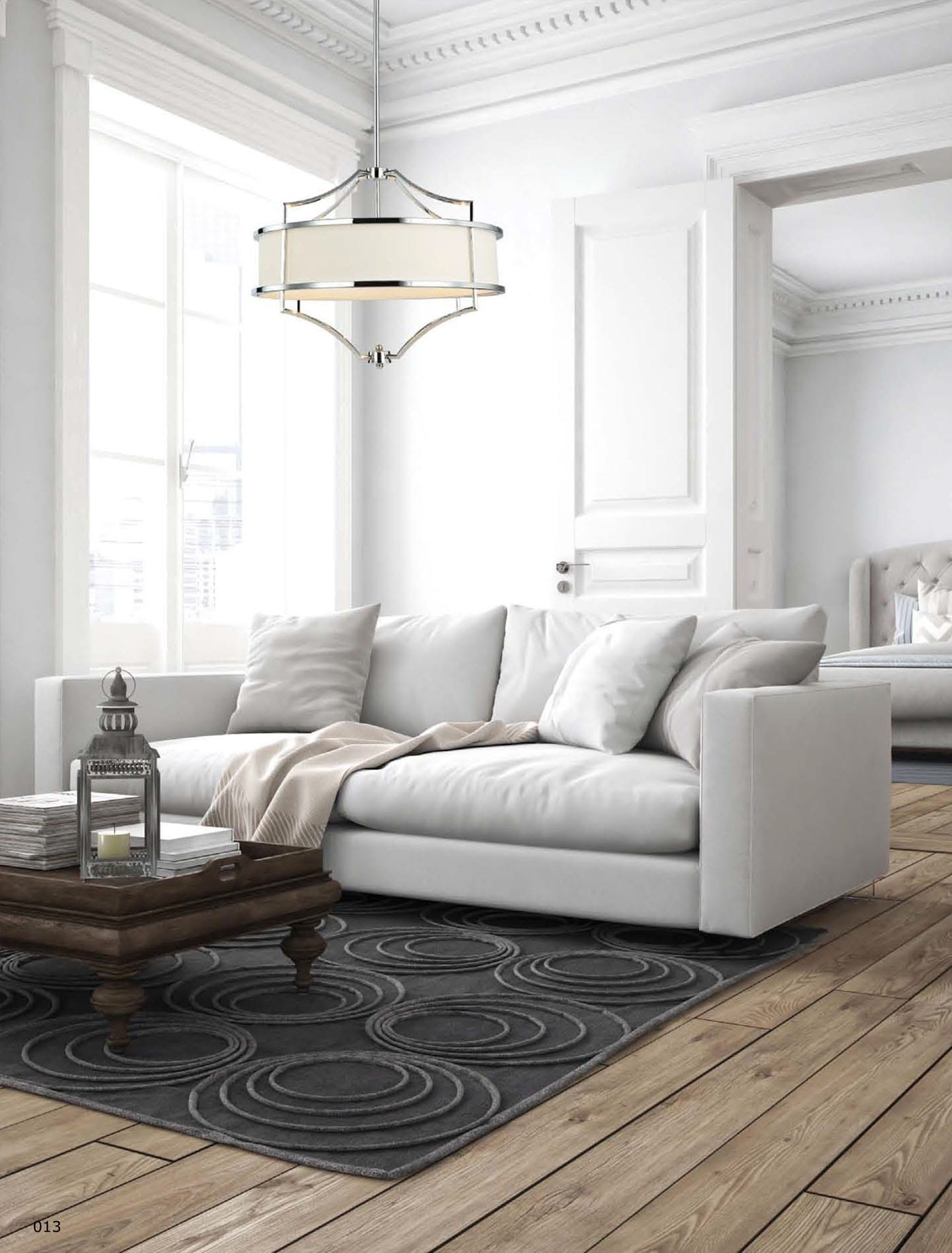 Lampa wisząca Stesso Cromo M w kolorze chromu z czterema punktami świetlnymi, z okrągłym, białym kloszem. Zawieszona w jasnym wnętrzu nad białą sofą i drewnianym stolikiem. Tło z dużymi oknami i jasnymi ścianami.