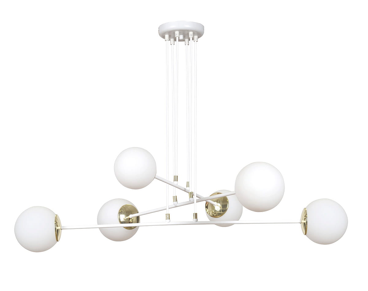 Lampa wisząca Ognis 6-punktowa w kolorze białym z sześcioma okrągłymi kloszami z mlecznego szkła. Metalowa konstrukcja w kolorze białym z elementami złotymi, zawieszona na cienkich linkach. Produkt w ułożeniu wiszącym, widoczny z dołu.