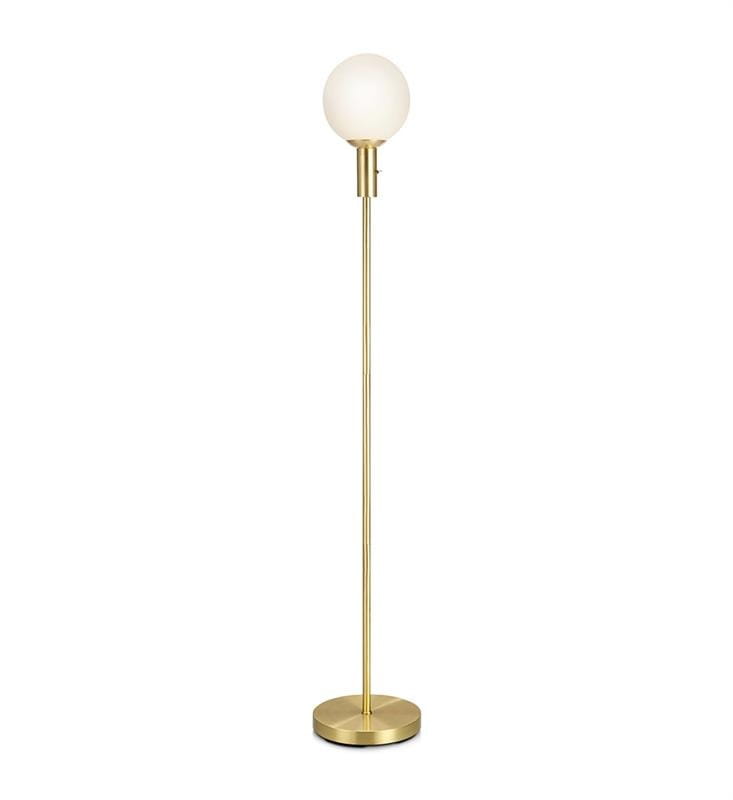 Lampa podłogowa Minna w kolorze mosiądzu, z okrągłą, mleczną kulą na górze. Stojąca konstrukcja z cienką, prostą nogą i okrągłą podstawą. Produkt prezentowany na białym tle.