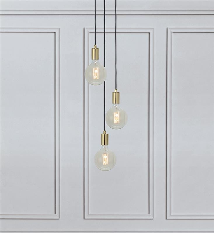 Lampa wisząca Sky 3-punktowa w kolorze złotym, składająca się z trzech szklanych kloszy w kształcie kul, zawieszonych na czarnych przewodach. Klasyczny design, idealna do nowoczesnych wnętrz. Tło w jasnym kolorze.