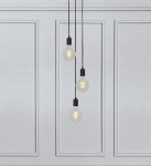 Lampa wisząca Sky 3-punktowa w kolorze czarnym, zawieszona na trzech czarnych linkach. Szklane klosze w kształcie kul, z widocznymi żarówkami, wisi na tle jasnej, gładkiej ściany.