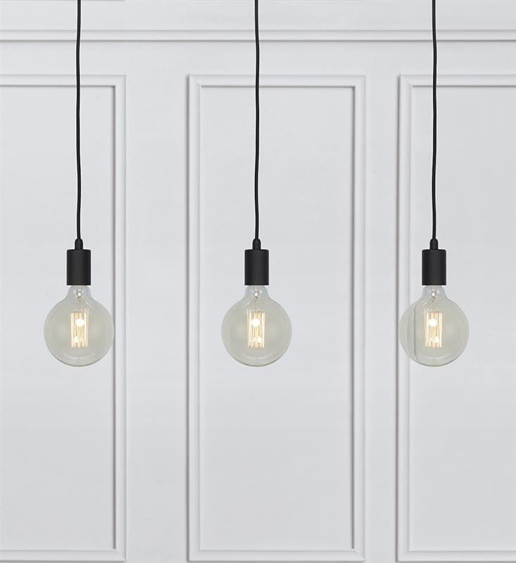 Lampa wisząca Sky 3-punktowa w kolorze czarnym z trzema szklanymi żarówkami. Kable wisi na równych długościach, a całość zamocowana na jasnym tle z dekoracyjnymi panelami. Prosty, nowoczesny design.