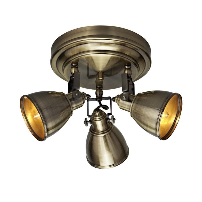 Lampa sufitowa Fjallbacka z trzema punktami świetlnymi w kolorze patyny. Metalowe klosze z wewnętrzną złotą powłoką, zamontowane na okrągłej podstawie. Ujęcie z dołu, ukazujące regulowane ramiona i detale konstrukcji.