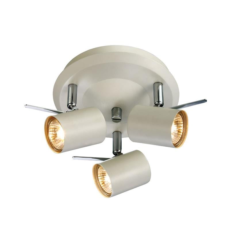 Lampa sufitowa Hyssna 3-punktowa w kolorze białym z metalowym wykończeniem. Posiada trzy ruchome reflektory, które można kierować. Ułożona na okrągłej podstawie, montowana na suficie. Wewnątrz reflektorów widoczne złote detale.