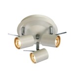 Lampa sufitowa Hyssna 3-punktowa w kolorze białym z metalowym wykończeniem. Posiada trzy ruchome reflektory, które można kierować. Ułożona na okrągłej podstawie, montowana na suficie. Wewnątrz reflektorów widoczne złote detale.