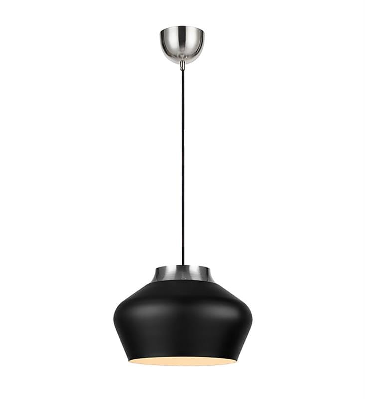 Lampa wisząca Kom D31 w kształcie stożka, czarna z matowym wykończeniem, metalowy element u góry w kolorze stali. Zawieszona na cienkim kablu, emitująca ciepłe światło z wewnętrznej strony klosza.
