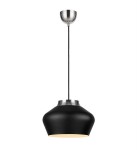 Lampa wisząca Kom D31 w kształcie stożka, czarna z matowym wykończeniem, metalowy element u góry w kolorze stali. Zawieszona na cienkim kablu, emitująca ciepłe światło z wewnętrznej strony klosza.