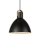 Czarna lampa wisząca Eagle D35 o kształcie stożka, z metalowym wykończeniem i skórzanym uchwytem. Zawieszona na cienkim przewodzie, emituje światło w dół, ma średnicę klosza widoczną na zdjęciu.
