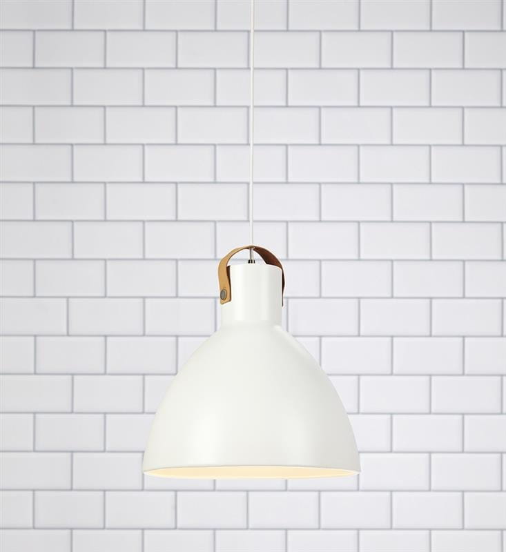 Biała lampa wisząca Eagle D35 z metalowym kloszem w kształcie stożka, zawieszona na białym przewodzie. Posiada skórzany uchwyt mocujący. Tło w formie białej cegły podkreśla nowoczesny design.
