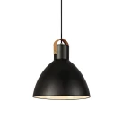 Czarna lampa wisząca Eagle D22 z metalowym kloszem w formie stożka. U góry widoczny element z drewna, mocujący lampę. Zawieszona na cienkim przewodzie, idealna do nowoczesnych wnętrz.