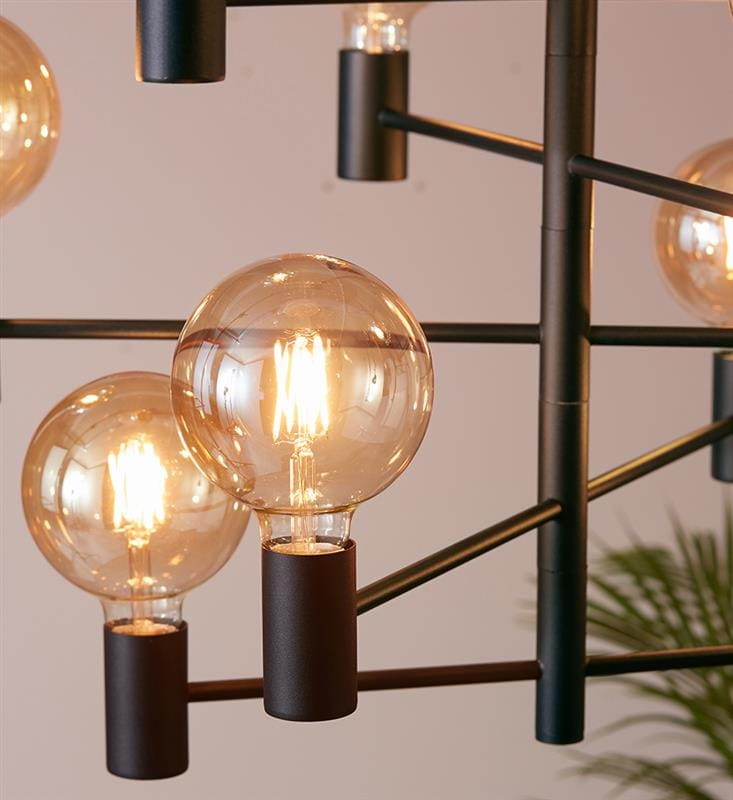 Czarna lampa wisząca Paris z 10 punktami świetlnymi. Szklane kuliste klosze z widoczną żarówką, zamocowane na metalowej konstrukcji. Stonowane tło podkreśla elegancki design. Idealna do nowoczesnych wnętrz.