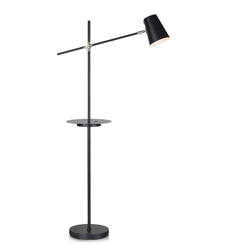 Hudson lampa podłogowa 1-punktowa z USB w kolorze czarnym, z prostym metalowym stelażem, z regulowanym kloszem oraz okrągłą podstawą. Posiada półkę do odkładania przedmiotów, ukazując nowoczesny design.