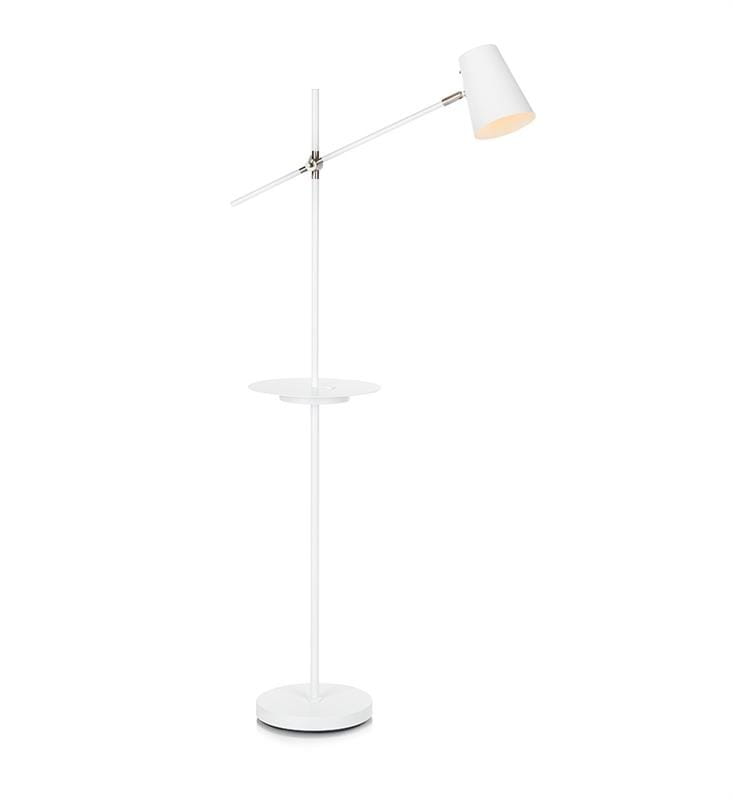 Lampa podłogowa Hudson 1-punktowa w kolorze białym z metalowym kloszem, z regulowanym ramieniem. Posiada okrągłą podstawę i wbudowane gniazdo USB do ładowania. Ujęcie frontalne, lampa stoi na podłodze obok małej półki.
