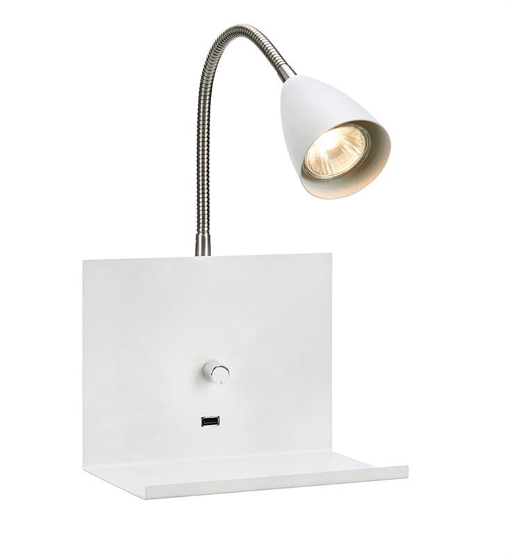 Kinkiet Logi w kolorze białym z elastycznym ramieniem i kloszem w kształcie stożka. Posiada port USB oraz przełącznik na panelu montażowym. Ułożony w pozycji stojącej na ścianie, z widoczną półką pod lampą.