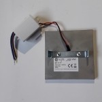 Vox LED oprawa schodowa 230V w barwie ciepłej 3000K, kwadratowa, metalowa obudowa z zamontowanym uchwytem. Widoczny zasilacz z przewodami. Etykieta z informacjami technicznymi oraz logo producenta.