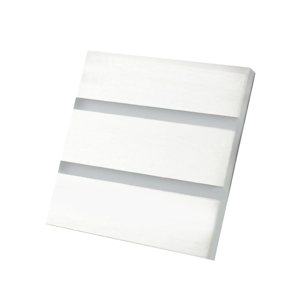 Vox LED oprawa schodowa 230V w kolorze białym, o zimnej barwie światła 6500K. Kwadratowy kształt z trzema poziomymi rowkami. Ujęcie z przodu, na prostym tle. Idealna do oświetlenia schodów i korytarzy.