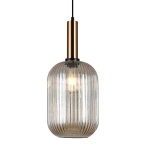 Lampa wisząca Antiola 1-punktowa w kolorze mosiądzu i bursztynu. Szklany klosz o zaokrąglonym kształcie z poziomymi rowkami. Metalowy uchwyt w mosiężnym kolorze, zawieszona na czarnym przewodzie. Idealna do nowoczesnych wnętrz.