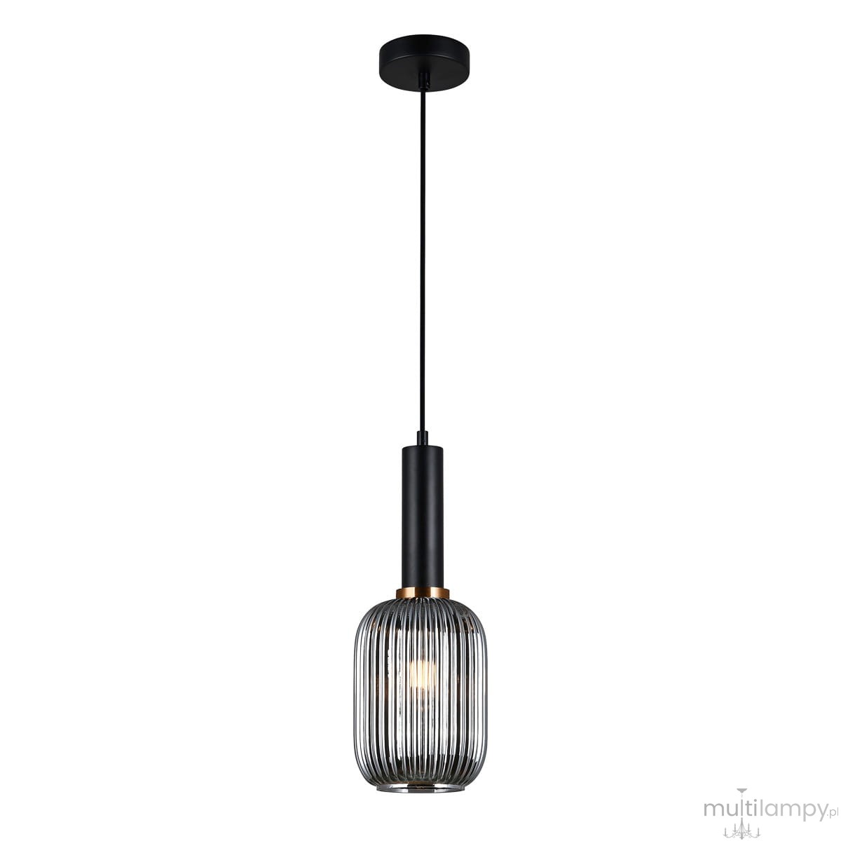 Czarna lampa wisząca Antiola PND-5588-1M-BK+SG z dymionym kloszem, zawieszona na cienkim kablu. Klosz o cylindrycznym kształcie z poziomymi żłobieniami, metalowa baza z mosiężnym akcentem. Prosta konstrukcja, idealna do nowoczesnych wnętrz.
