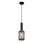 Czarna lampa wisząca Antiola PND-5588-1M-BK+SG z dymionym kloszem, zawieszona na cienkim kablu. Klosz o cylindrycznym kształcie z poziomymi żłobieniami, metalowa baza z mosiężnym akcentem. Prosta konstrukcja, idealna do nowoczesnych wnętrz.