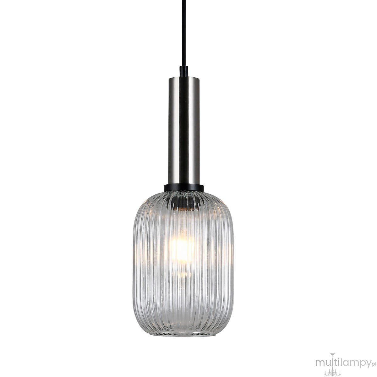 Lampa wisząca Antiola 1-punktowa w kolorze nikiel satyna z przezroczystym kloszem. Klosz o zaokrąglonym kształcie z pionowymi rowkami, zawieszony na cienkim przewodzie. Wewnątrz widoczna żarówka, zapewniająca ciepłe światło.