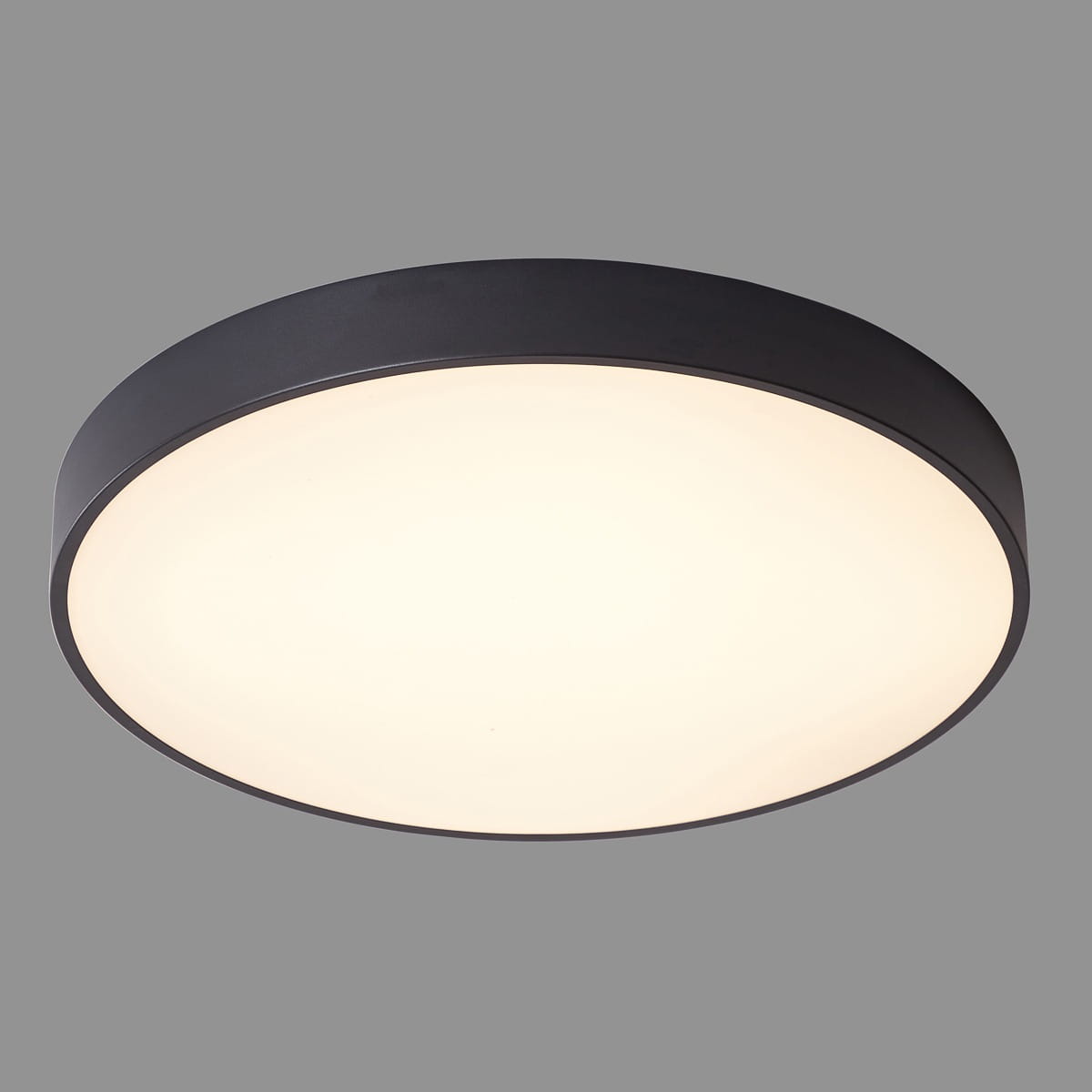 Czarny plafon Orbital D60 LED 3000K, okrągły, o średnicy 60 cm. Wykończenie matowe, z białym kloszem, montowany na suficie. Minimalistyczny design, odpowiedni do nowoczesnych wnętrz.