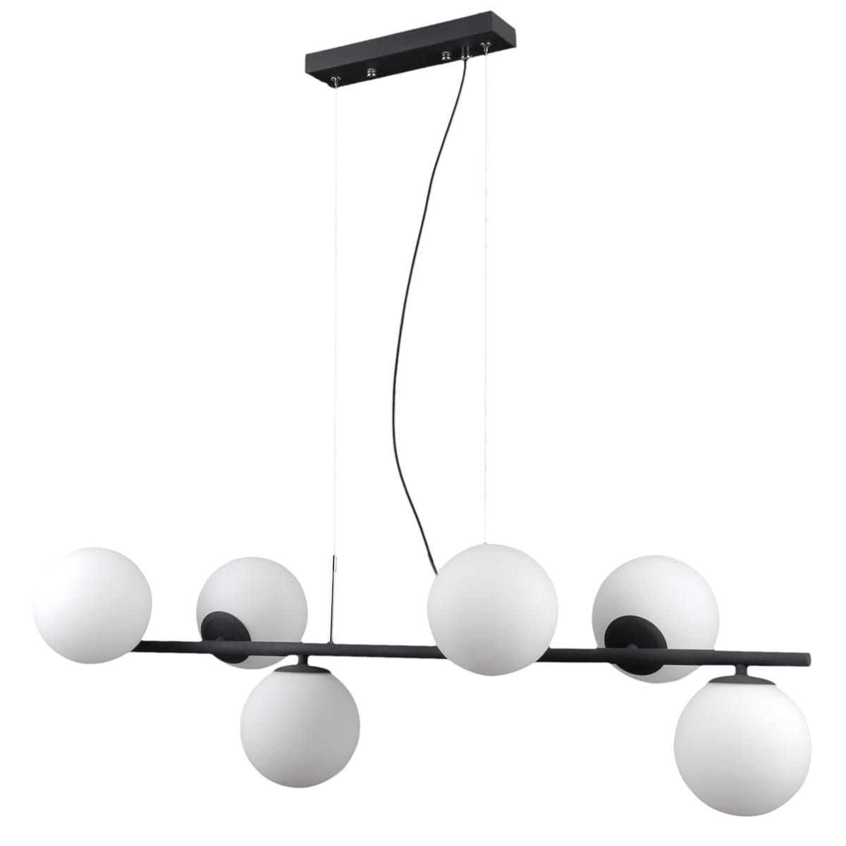 Lampa wisząca Raddi 6-punktowa w kolorze czarnym z sześcioma białymi, okrągłymi kloszami umieszczonymi na poziomej, metalowej ramie. Ujęcie z boku, zawieszona na cienkich linkach. Prosta, nowoczesna konstrukcja.