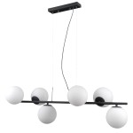 Lampa wisząca Raddi 6-punktowa w kolorze czarnym z sześcioma białymi, okrągłymi kloszami umieszczonymi na poziomej, metalowej ramie. Ujęcie z boku, zawieszona na cienkich linkach. Prosta, nowoczesna konstrukcja.