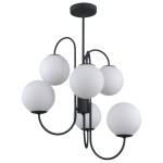 Lampa sufitowa Gela, 6-punktowa, czarna. Konstrukcja z metalowych prętów z sześcioma okrągłymi, matowymi kloszami w białym kolorze. Ujęcie z góry, prezentujące elegancki design i rozmieszczenie źródeł światła.