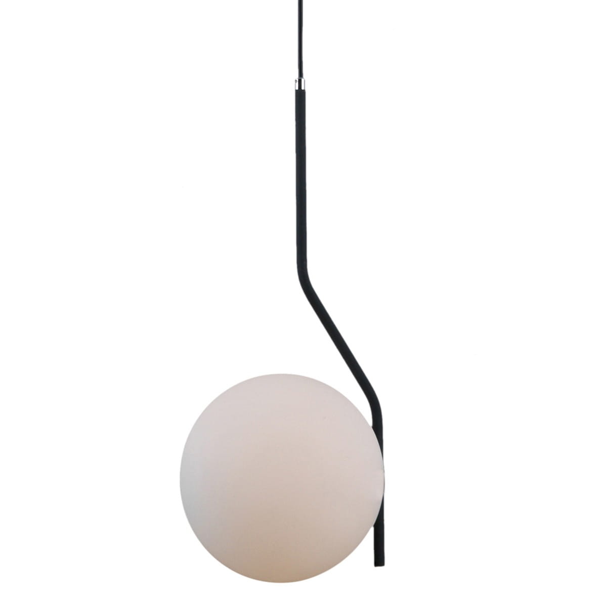 Czarna lampa wisząca Carimi PND-3300-1-BK z pojedynczym źródłem światła, z metalowym, giętym ramieniem oraz matowym, okrągłym kloszem w kolorze białym. Ujęcie frontalne, produkt zawieszony na cienkim przewodzie.