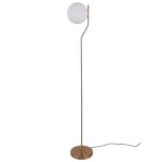 Lampa podłogowa Carimi w mosiężnym wykończeniu, z okrągłym kloszem z matowego szkła. Stojąca konstrukcja z długim, prostym ramieniem i okrągłą podstawą. Kąt ujęcia frontalny, z widocznym kablem zasilającym.