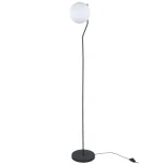 Czarna lampa podłogowa Carimi FL-3300-1-BK z okrągłą, matową, białą kloszem. Wysoka, smukła konstrukcja z metalowym stelażem. Ujęcie frontalne, na jednolitym tle. Kabel z włącznikiem widoczny przy podstawie.