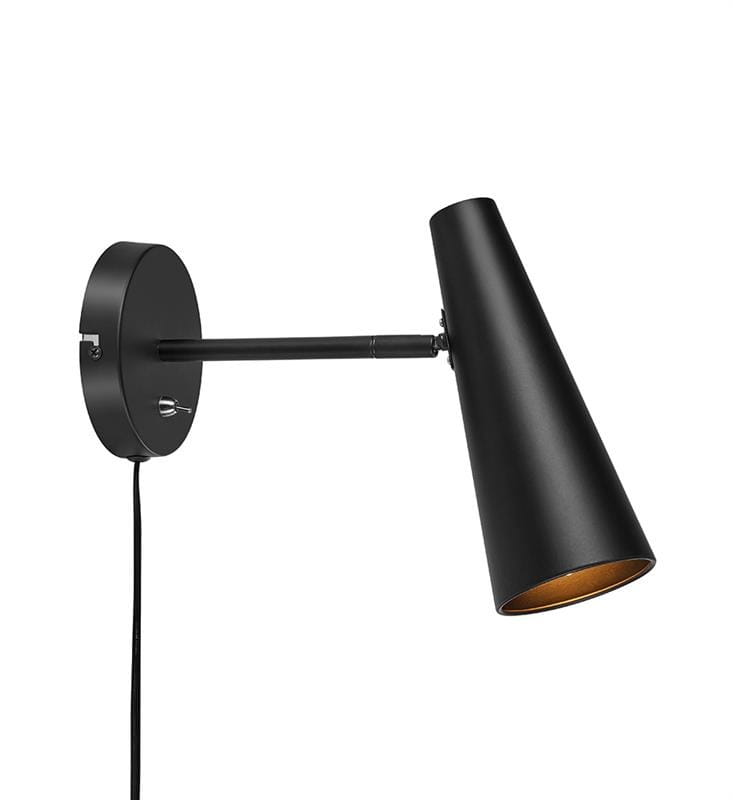 Czarny kinkiet Peak 1-punktowy z cylindryczną, stożkowatą oprawą, zamontowany na okrągłej podstawie. Posiada regulowany ramie oraz widoczny włącznik. Wykończenie matowe, wnętrze klosza w kolorze złotym. Kabel przymocowany do ściany.