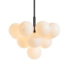 Lampa wisząca Merlot 13-punktowa w kolorze czarnym i białym. Składa się z 13 białych, okrągłych kloszy zamocowanych na czarnym stelażu, zawieszona na cienkim linku. Klosze emitują miękkie światło, tworząc efektowną kompozycję.