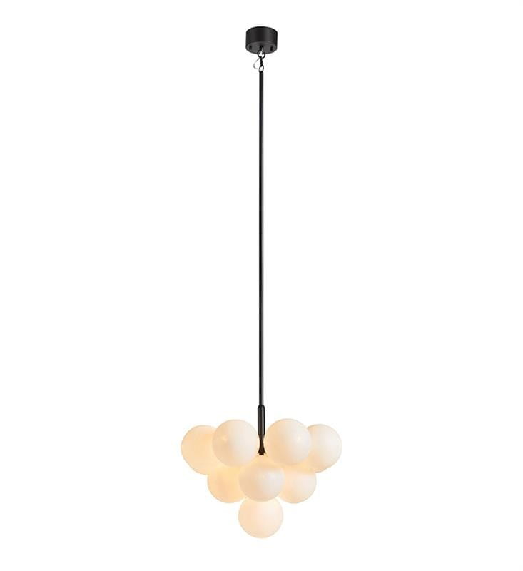 Lampa wisząca Merlot 13-punktowa w kolorze czarnym i białym. Składa się z ośmiu białych, okrągłych kloszy zawieszonych na długim, czarnym przewodzie. Klosze mają matową fakturę, tworząc nowoczesny wygląd. Ujęcie z przodu, na jednolitym tle.